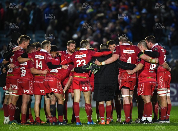 250119 - Leinster v Scarlets - Guinness PRO14 -  Scarlets players huddle at the end of the match