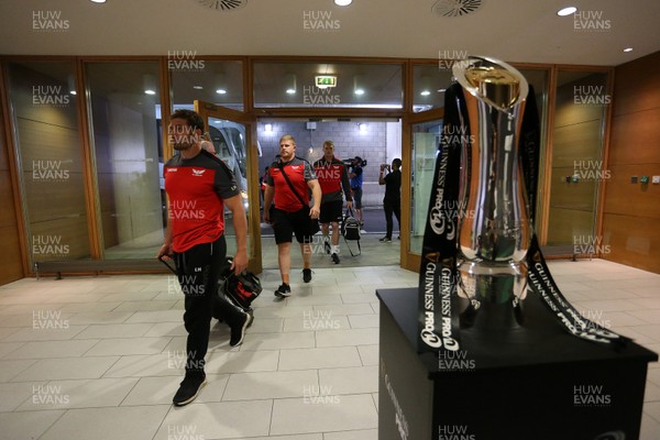 260518 - Leinster v Scarlets - Guinness PRO14 Final - Leigh Halfpenny walks past the trophy as he arrives