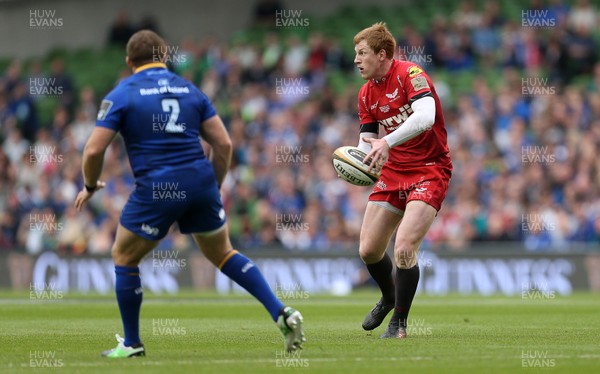260518 - Leinster v Scarlets - Guinness PRO14 Final - Rhys Patchell of Scarlets passes the ball out