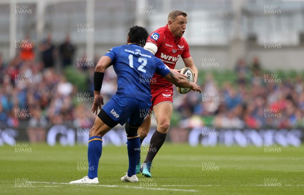 260518 - Leinster v Scarlets - Guinness PRO14 Final - Hadleigh Parkes of Scarlets is tackled by Isa Nacewa of Leinster
