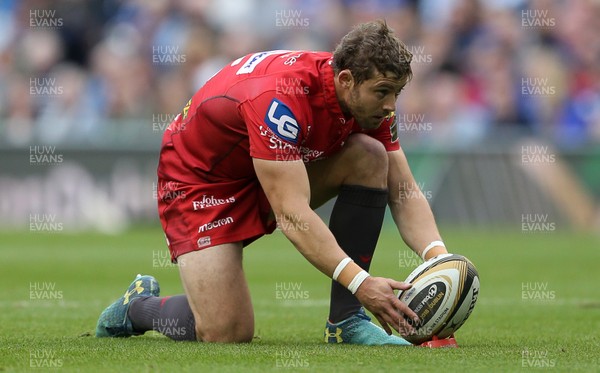 260518 - Leinster v Scarlets - Guinness PRO14 Final - Leigh Halfpenny of Scarlets lines up a kick