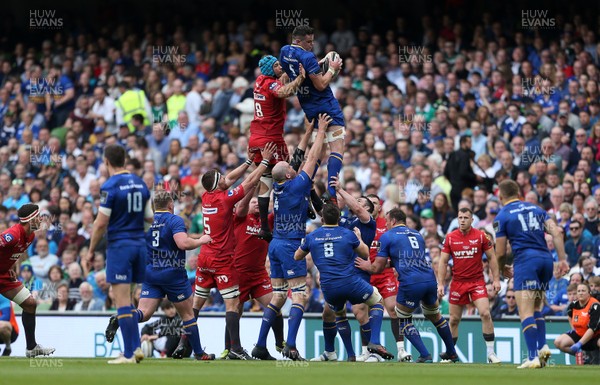 260518 - Leinster v Scarlets - Guinness PRO14 Final - James Ryan of Leinster and Tadhg Beirne of Scarlets go up for the ball in the line out