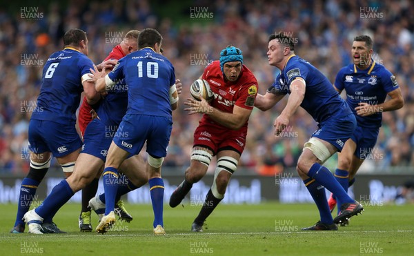 260518 - Leinster v Scarlets - Guinness PRO14 Final - Tadhg Beirne of Scarlets tries to find a gap between Johnny Sexton and James Ryan of Leinster