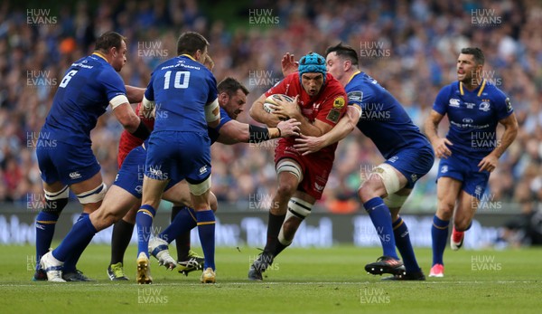 260518 - Leinster v Scarlets - Guinness PRO14 Final - Tadhg Beirne of Scarlets tries to find a gap between Johnny Sexton and James Ryan of Leinster