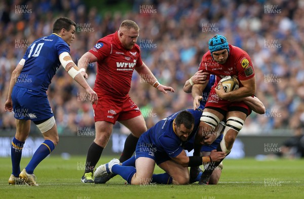 260518 - Leinster v Scarlets - Guinness PRO14 Final - Tadhg Beirne of Scarlets is tackled by Cian Healy and James Ryan of Leinster