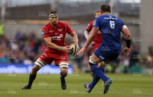 260518 - Leinster v Scarlets - Guinness PRO14 Final - Steve Cummins of Scarlets is challenged by Rhys Ruddock of Leinster/