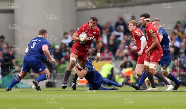 260518 - Leinster v Scarlets - Guinness PRO14 Final - Aaron Shingler of Scarlets is tackled by Jack Conan of Leinster
