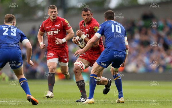 260518 - Leinster v Scarlets - Guinness PRO14 Final - Aaron Shingler of Scarlets is tackled by Johnny Sexton of Leinster
