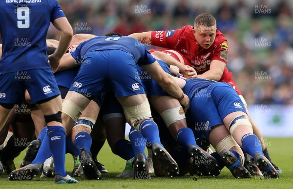 260518 - Leinster v Scarlets - Guinness PRO14 Final - James Davies of Scarlets in the scrum