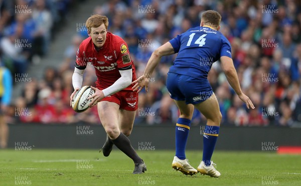 260518 - Leinster v Scarlets - Guinness PRO14 Final - Rhys Patchell of Scarlets is challenged by Jordan Larmour of Leinster