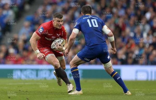 260518 - Leinster v Scarlets - Guinness PRO14 Final - Scott Williams of Scarlets is tackled by Johnny Sexton of Leinster
