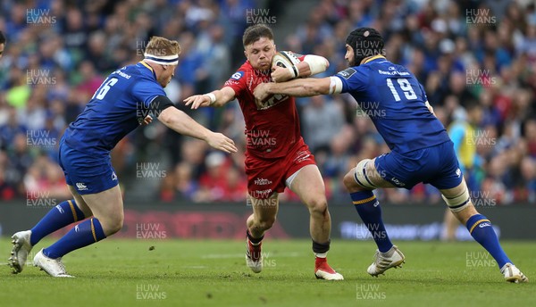 260518 - Leinster v Scarlets - Guinness PRO14 Final - Steffan Evans of Scarlets is tackled by James Tracey and Scott Fardy of Leinster