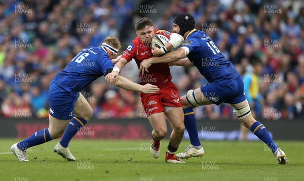 260518 - Leinster v Scarlets - Guinness PRO14 Final - Steffan Evans of Scarlets is tackled by James Tracey and Scott Fardy of Leinster