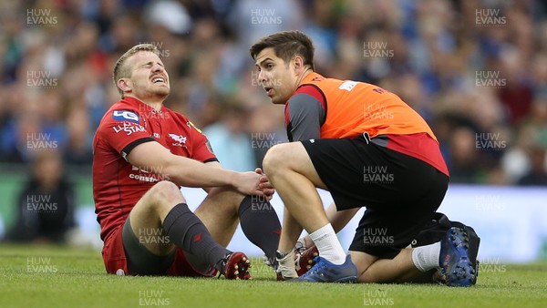 260518 - Leinster v Scarlets - Guinness PRO14 Final - Jonathan Evans of Scarlets goes down injured