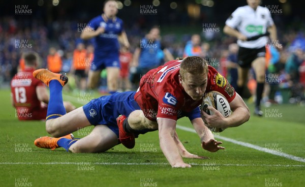 260518 - Leinster v Scarlets - Guinness PRO14 Final - Johnny McNicholl of Scarlets dives over to score a try