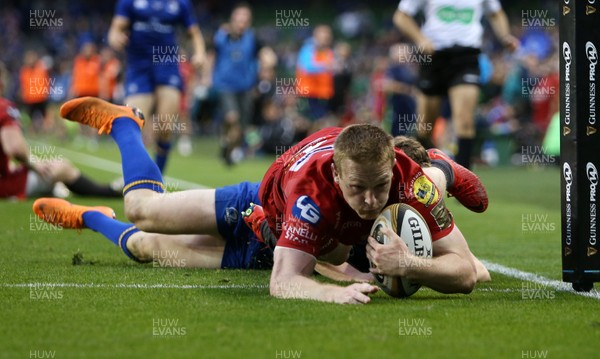 260518 - Leinster v Scarlets - Guinness PRO14 Final - Johnny McNicholl of Scarlets dives over to score a try