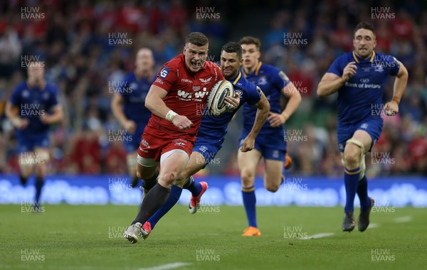 260518 - Leinster v Scarlets - Guinness PRO14 Final - Scott Williams of Scarlets makes a break down the wing