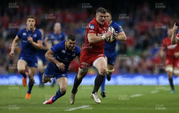 260518 - Leinster v Scarlets - Guinness PRO14 Final - Scott Williams of Scarlets makes a break down the wing