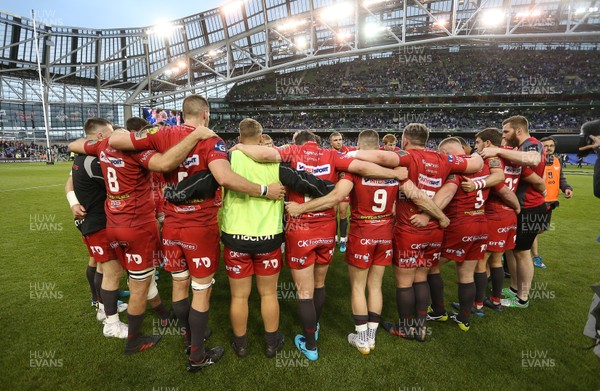 260518 - Leinster v Scarlets - Guinness PRO14 Final - Scarlets huddle at full time