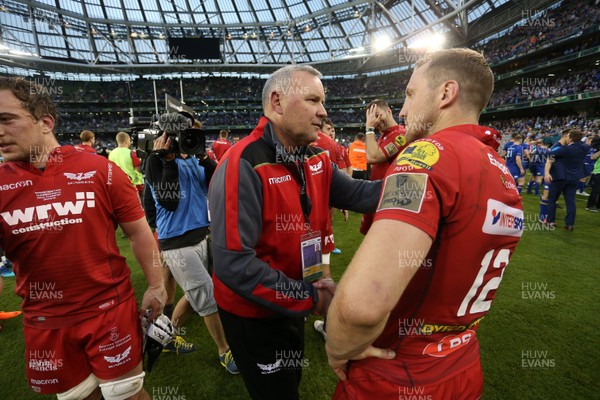 260518 - Leinster v Scarlets - Guinness PRO14 Final - Wayne Pivac and Hadleigh Parkes of Scarlets