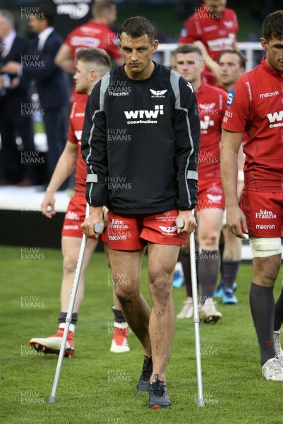260518 - Leinster v Scarlets - Guinness PRO14 Final - Aaron Shingler of Scarlets walks off the field on crutches