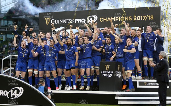 260518 - Leinster v Scarlets - Guinness PRO14 Final - Captain Isa Nacewa of Leinster celebrates with the team as he lifts the trophy
