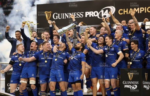 260518 - Leinster v Scarlets - Guinness PRO14 Final - Captain Isa Nacewa of Leinster celebrates with the team as he lifts the trophy