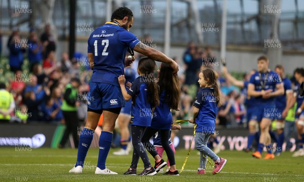 260518 - Leinster v Scarlets - Guinness PRO14 Final - Isa Nacewa of Leinster shares a moment with his children