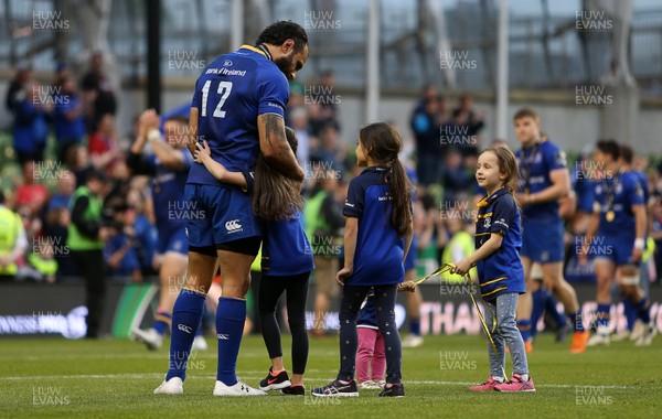 260518 - Leinster v Scarlets - Guinness PRO14 Final - Isa Nacewa of Leinster shares a moment with his children