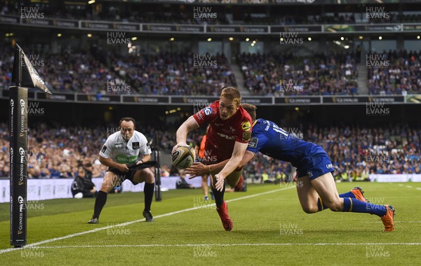 260518 - Leinster v Scarlets - Guinness PRO14 Final - Johnny McNicholl of Scarlets scores his side's first try despite the tackle from Garry Ringrose of Leinster