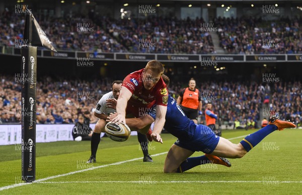 260518 - Leinster v Scarlets - Guinness PRO14 Final - Johnny McNicholl of Scarlets scores his side's first try despite the tackle from Garry Ringrose of Leinster