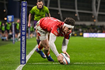 270326 - Leinster v Scarlets - United Rugby Championship - Tom Rogers of Scarlets scores his side's second try 