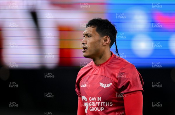 270326 - Leinster v Scarlets - United Rugby Championship - Sam Lousi of Scarlets warms up