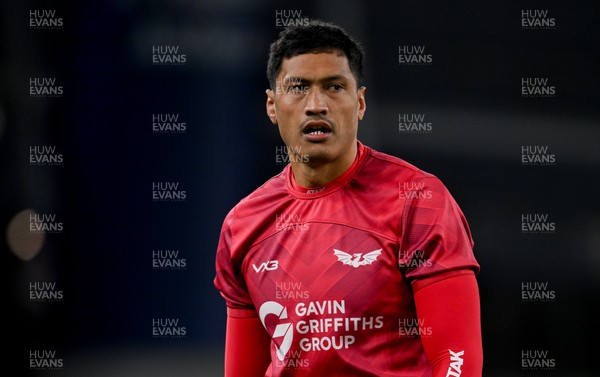 270326 - Leinster v Scarlets - United Rugby Championship - Sam Lousi of Scarlets warms up
