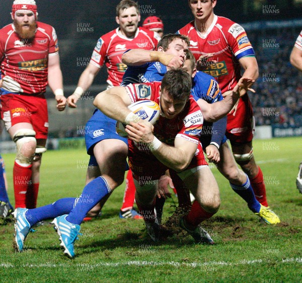 30/11/13 - Leinster v Scarlets - RaboDirect Pro 12Despite the efforts of Leinster's Ian Madigan and Eoin Reddan, Gareth Davies of Scarlets scores a try (c) Huw Evans Picture Agency