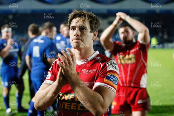 30/11/13 - Leinster v Scarlets - RaboDirect Pro 12 Aled Thomas of Scarlets applauds the travelling fans (c) Huw Evans Picture Agency