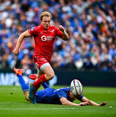 310525 - Leinster v Scarlets - United Rugby Championship Quarter-Final - Blair Murray of Scarlets on his way to scoring his side's second try despite the efforts of Jordie Barrett of Leinster