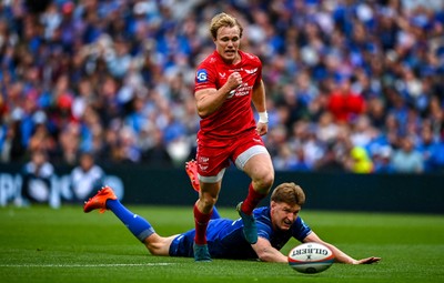 310525 - Leinster v Scarlets - United Rugby Championship Quarter-Final - Blair Murray of Scarlets on his way to scoring his side's second try despite the efforts of Jordie Barrett of Leinster 