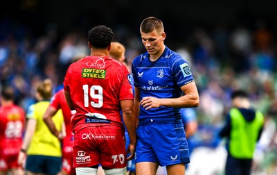310525 - Leinster v Scarlets - United Rugby Championship Quarter-Final - Sam Prendergast of Leinster shakes hands with Dan Davis of Scarlets