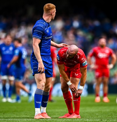 310525 - Leinster v Scarlets - United Rugby Championship Quarter-Final - Efan Jones of Scarlets speaks with Ciar�n Frawley of Leinster at full time