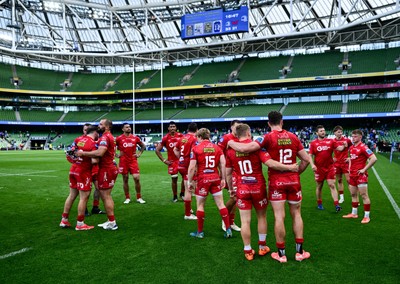 310525 - Leinster v Scarlets - United Rugby Championship Quarter-Final - Dejected Scarlets at full time