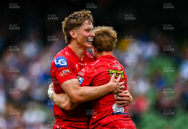 310525 - Leinster v Scarlets - United Rugby Championship Quarter-Final - Blair Murray of Scarlets, right, celebrates with teammate Ellis Mee after scoring their side's second try 