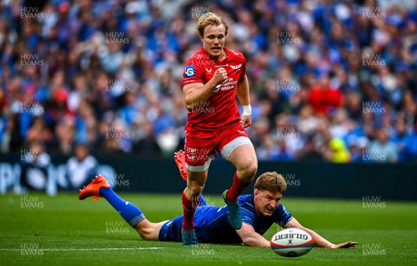 310525 - Leinster v Scarlets - United Rugby Championship Quarter-Final - Blair Murray of Scarlets on his way to scoring his side's second try despite the efforts of Jordie Barrett of Leinster 