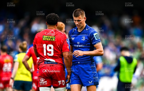 310525 - Leinster v Scarlets - United Rugby Championship Quarter-Final - Sam Prendergast of Leinster shakes hands with Dan Davis of Scarlets