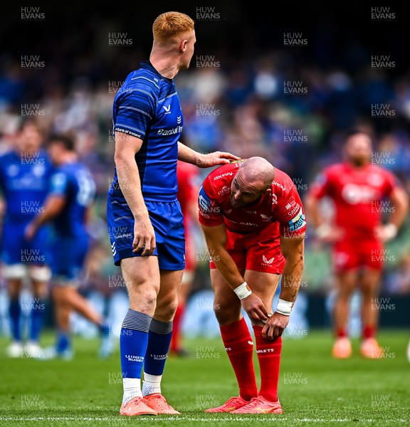310525 - Leinster v Scarlets - United Rugby Championship Quarter-Final - Efan Jones of Scarlets speaks with Ciar�n Frawley of Leinster at full time