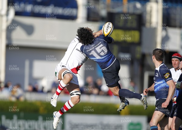 13.05.11 - Leinster v Ulster - Magners League Play-off Isa Nacewa of Leinster beats Chris Henry of Ulster to the high ball 