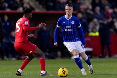 100126 - Leyton Orient v Cardiff City - Sky Bet League 1 - David Turnbull of Cardiff City passes the ball