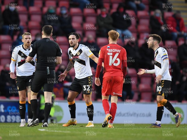 121220 - Leyton Orient v Newport County - Sky Bet League 2 - Liam Shephard of Newport County and Scot Bennett remonstrate with Referee Tom Nield