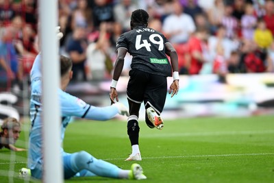 190926 - Lincoln City v Swansea City - Sky Bet Championship - Moussa Yeo of Swansea City scores a goal to equalise the game