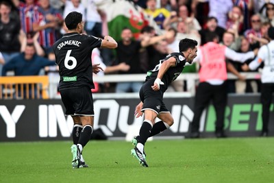 190926 - Lincoln City v Swansea City - Sky Bet Championship - Stephen Estaquio of Swansea City scores a goal to take the lead and celebrates towards the Swansea supporters